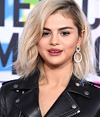 Selena_Gomez_-_2017_American_Music_Awards_on_November_19-63.jpg