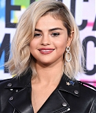 Selena_Gomez_-_2017_American_Music_Awards_on_November_19-64.jpg