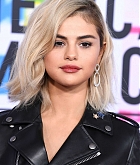 Selena_Gomez_-_2017_American_Music_Awards_on_November_19-66.jpg