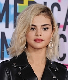 Selena_Gomez_-_2017_American_Music_Awards_on_November_19-67.jpg