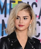Selena_Gomez_-_2017_American_Music_Awards_on_November_19-70.jpg