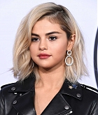 Selena_Gomez_-_2017_American_Music_Awards_on_November_19-76.jpg