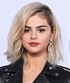 Selena_Gomez_-_2017_American_Music_Awards_on_November_19-77.jpg