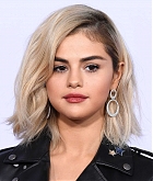 Selena_Gomez_-_2017_American_Music_Awards_on_November_19-78.jpg