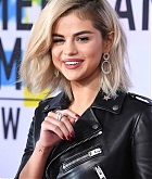Selena_Gomez_-_2017_American_Music_Awards_on_November_19-86.jpg