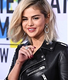 Selena_Gomez_-_2017_American_Music_Awards_on_November_19-87.jpg