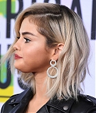 Selena_Gomez_-_2017_American_Music_Awards_on_November_19-97.jpg