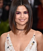 Selena_Gomez_-_2017_MET_Gala_at_The_Metropolitan_Museum_of_Art_on_May_1-03~0.jpg