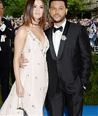Selena_Gomez_-_2017_MET_Gala_at_The_Metropolitan_Museum_of_Art_on_May_1-06.jpg