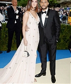 Selena_Gomez_-_2017_MET_Gala_at_The_Metropolitan_Museum_of_Art_on_May_1-07.jpg