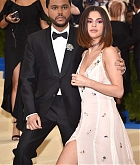 Selena_Gomez_-_2017_MET_Gala_at_The_Metropolitan_Museum_of_Art_on_May_1-07~0.jpg
