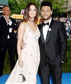 Selena_Gomez_-_2017_MET_Gala_at_The_Metropolitan_Museum_of_Art_on_May_1-08.jpg