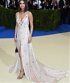 Selena_Gomez_-_2017_MET_Gala_at_The_Metropolitan_Museum_of_Art_on_May_1-11~0.jpg