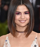 Selena_Gomez_-_2017_MET_Gala_at_The_Metropolitan_Museum_of_Art_on_May_1-15~0.jpg
