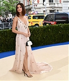 Selena_Gomez_-_2017_MET_Gala_at_The_Metropolitan_Museum_of_Art_on_May_1-27.jpg