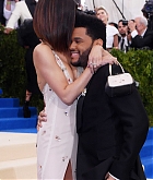 Selena_Gomez_-_2017_MET_Gala_at_The_Metropolitan_Museum_of_Art_on_May_1-28.jpg