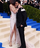 Selena_Gomez_-_2017_MET_Gala_at_The_Metropolitan_Museum_of_Art_on_May_1-30.jpg