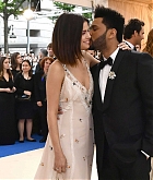 Selena_Gomez_-_2017_MET_Gala_at_The_Metropolitan_Museum_of_Art_on_May_1-38.jpg
