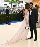 Selena_Gomez_-_2017_MET_Gala_at_The_Metropolitan_Museum_of_Art_on_May_1-39.jpg