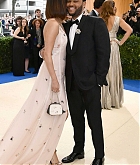 Selena_Gomez_-_2017_MET_Gala_at_The_Metropolitan_Museum_of_Art_on_May_1-40.jpg