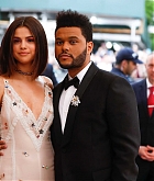 Selena_Gomez_-_2017_MET_Gala_at_The_Metropolitan_Museum_of_Art_on_May_1-44.jpg