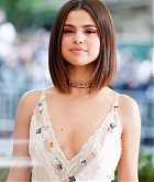 Selena_Gomez_-_2017_MET_Gala_at_The_Metropolitan_Museum_of_Art_on_May_1-48.jpg