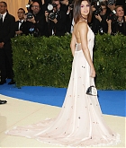 Selena_Gomez_-_2017_MET_Gala_at_The_Metropolitan_Museum_of_Art_on_May_1-55.jpg