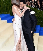 Selena_Gomez_-_2017_MET_Gala_at_The_Metropolitan_Museum_of_Art_on_May_1-57.jpg