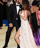 Selena_Gomez_-_2017_MET_Gala_at_The_Metropolitan_Museum_of_Art_on_May_1-62.jpg