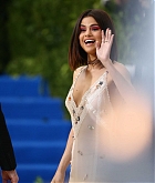 Selena_Gomez_-_2017_MET_Gala_at_The_Metropolitan_Museum_of_Art_on_May_1-72.jpg