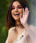 Selena_Gomez_-_2017_MET_Gala_at_The_Metropolitan_Museum_of_Art_on_May_1-73.jpg