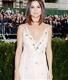 Selena_Gomez_-_2017_MET_Gala_at_The_Metropolitan_Museum_of_Art_on_May_1-85.jpg