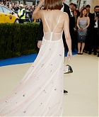 Selena_Gomez_-_2017_MET_Gala_at_The_Metropolitan_Museum_of_Art_on_May_1-90.jpg