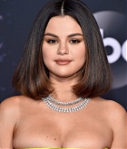 Selena_Gomez_-_2019_American_Music_Awards_at_Microsoft_Theater_in_LA_November_242C_2019-05.jpg