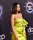Selena_Gomez_-_2019_American_Music_Awards_at_Microsoft_Theater_in_LA_November_242C_2019-08.jpg