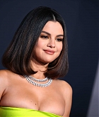 Selena_Gomez_-_2019_American_Music_Awards_at_Microsoft_Theater_in_LA_November_242C_2019-17~0.jpg