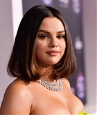 Selena_Gomez_-_2019_American_Music_Awards_at_Microsoft_Theater_in_LA_November_242C_2019-18~0.jpg