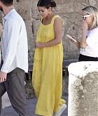 Selena_Gomez_-_Arrives_on_a_helicopter_in_the_Italian_village_of_Civita_di_Bagnoregio_24_07_19-08.jpg