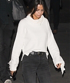 Selena_Gomez_-_Arrives_to_Church_Service_in_Los_Angeles2C_California_on_November_3-07.jpg