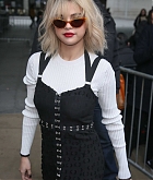 Selena_Gomez_-_Arriving_at_BBC_Radio_One_in_London2C_UK_on_December_4-09.jpg