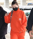 Selena_Gomez_-_Arriving_at_JFK_Airport_in_New_York_November_222C_202101.jpg