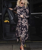 Selena_Gomez_-_Arriving_at_KISS_radio_in_London2C_UK_on_December_4-07.jpg
