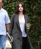Selena_Gomez_-_Arriving_to_Panera_Bread_in_Westlake_Village2C_CA_on_October_31-09.jpg