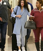 Selena_Gomez_-_At_Atlanta_Airport_on_March_1-03.jpg