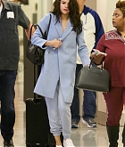 Selena_Gomez_-_At_Atlanta_Airport_on_March_1-04.jpg