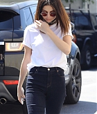 Selena_Gomez_-_At_Gyu-Kaku_Japanese_BBQ_in_LA_on_March_312C_2017-12.jpg