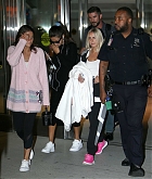 Selena_Gomez_-_At_JFK_Airport_with_Raquelle_Stevens_in_NYC_September_72C_2018-03.jpg