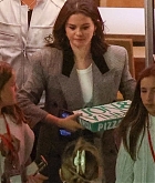 Selena_Gomez_-_At_Jon___Vinny27s_restaurant_in_Beverly_Hills_November_152C_2024_09.jpg