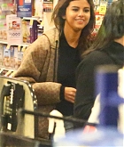 Selena_Gomez_-_At_Vons_Supermarket_in_Los_Angeles_on_February_212C_2018-02.jpg