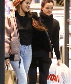 Selena_Gomez_-_At_Vons_Supermarket_in_Los_Angeles_on_February_212C_2018-03.jpg